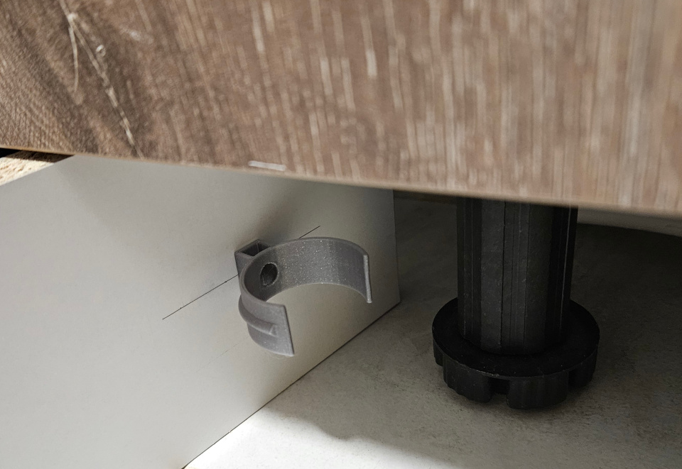 Compact kitchen baseboard clip for 32mm posts