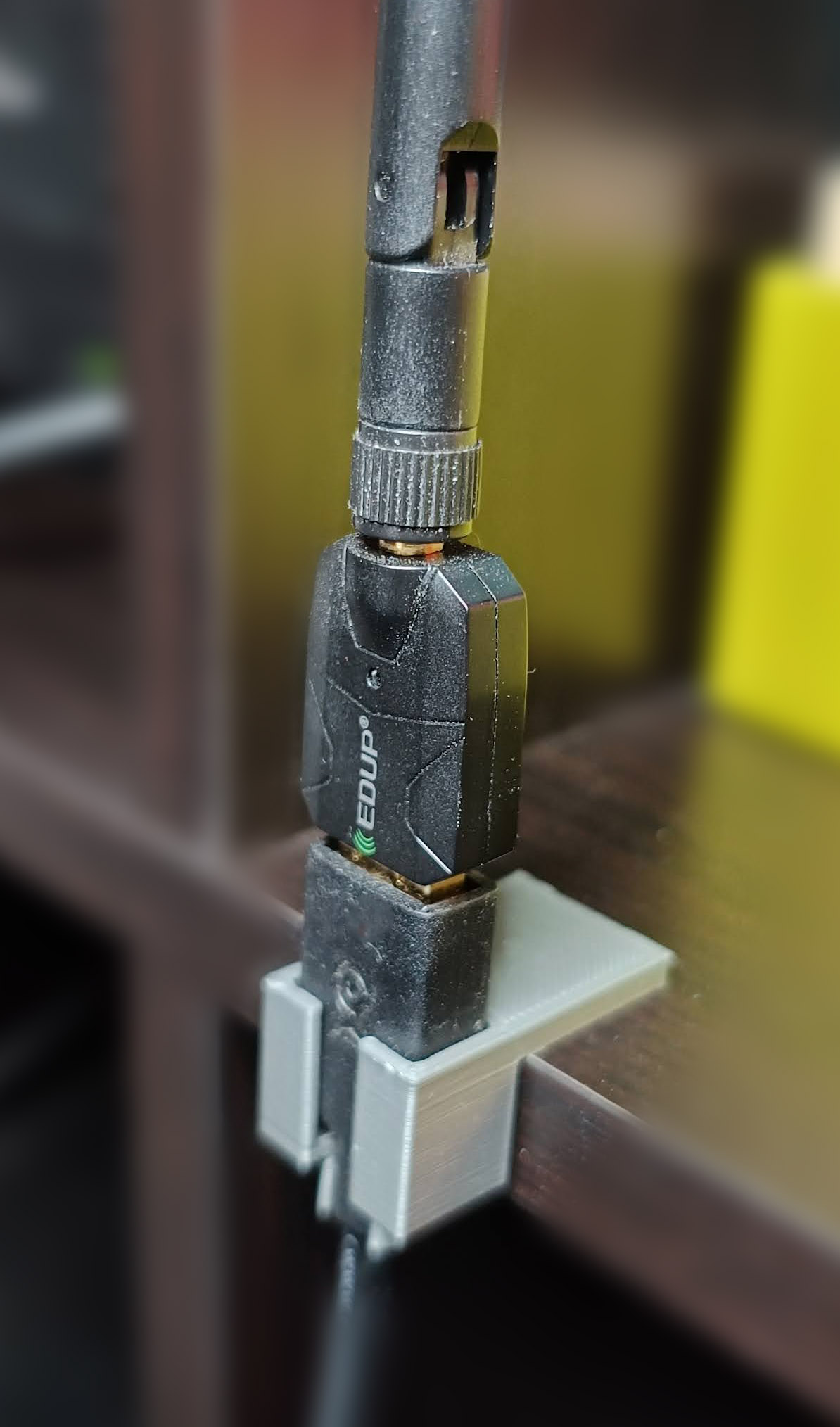 USB cable extension clamp