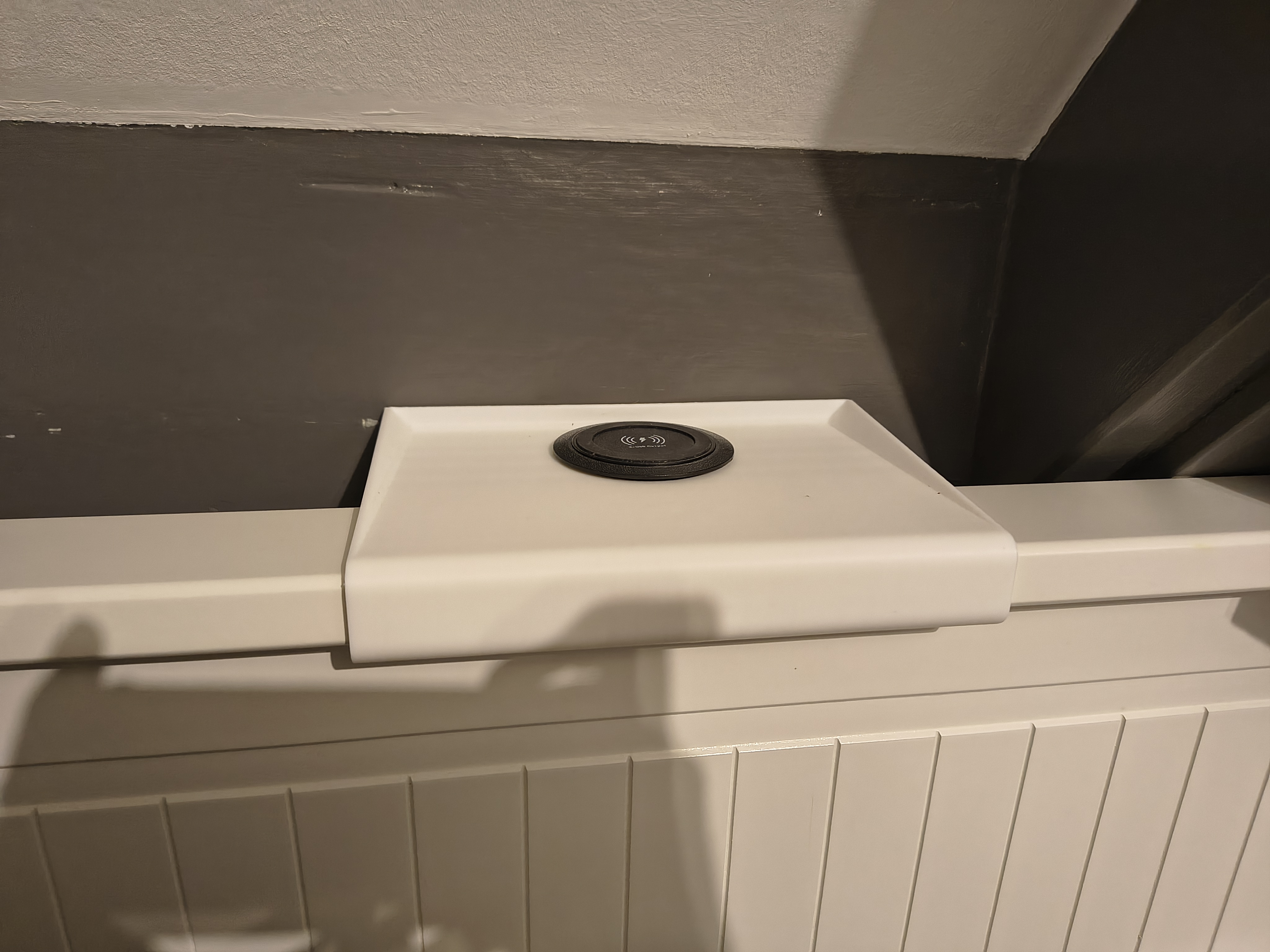 Ikea hemnes shelf with wireless charger - photo 2